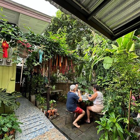 Retro At Phra Sing Guest House Чиангмай Экстерьер фото
