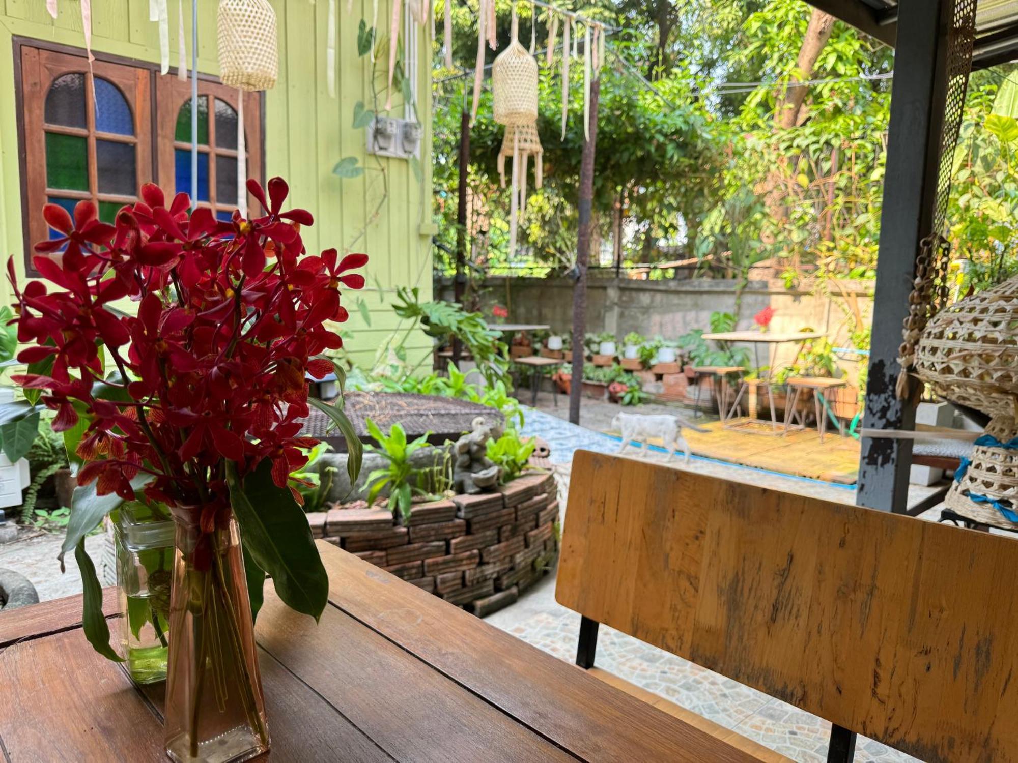 Retro At Phra Sing Guest House Чиангмай Экстерьер фото