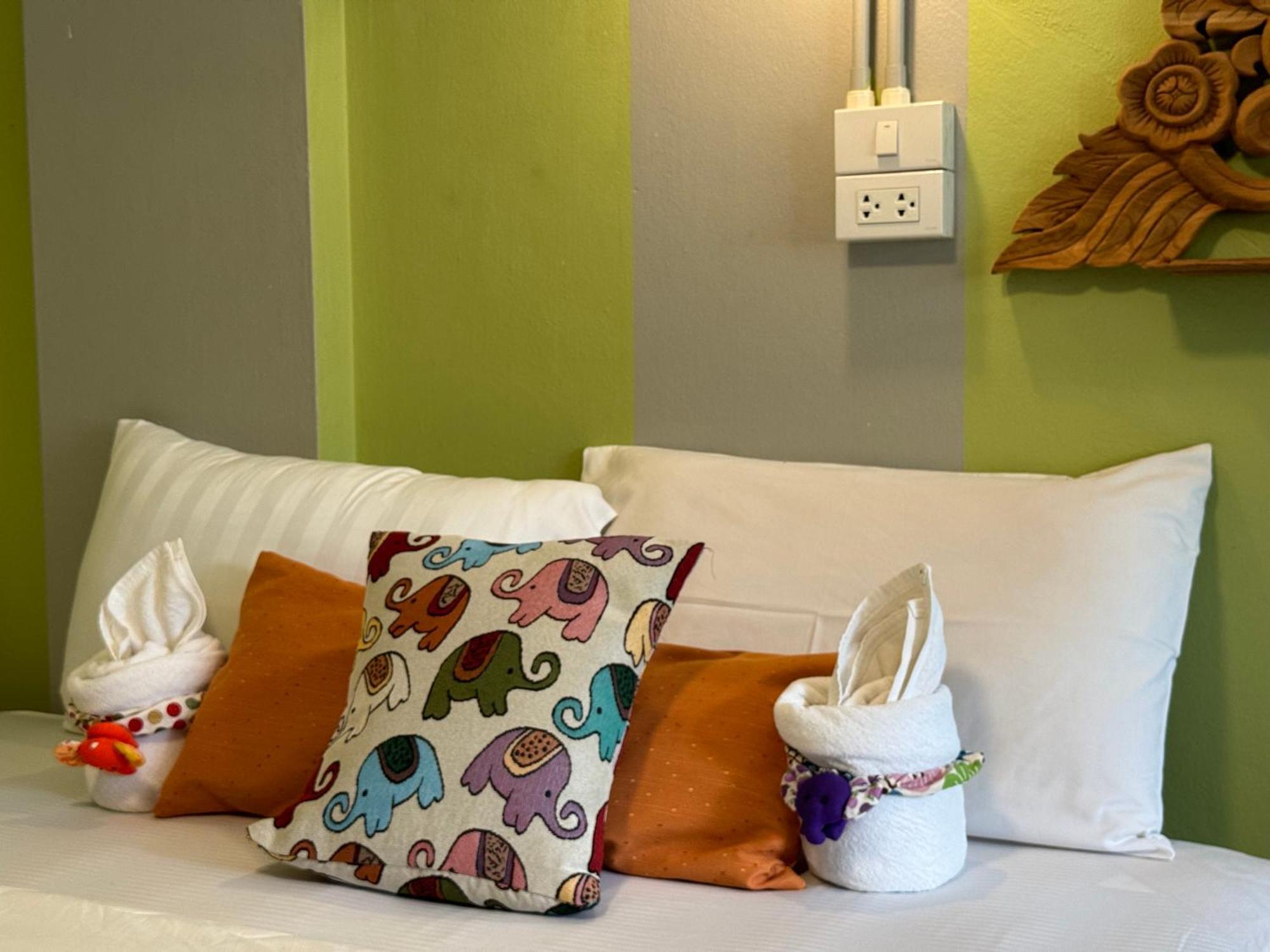 Retro At Phra Sing Guest House Чиангмай Экстерьер фото