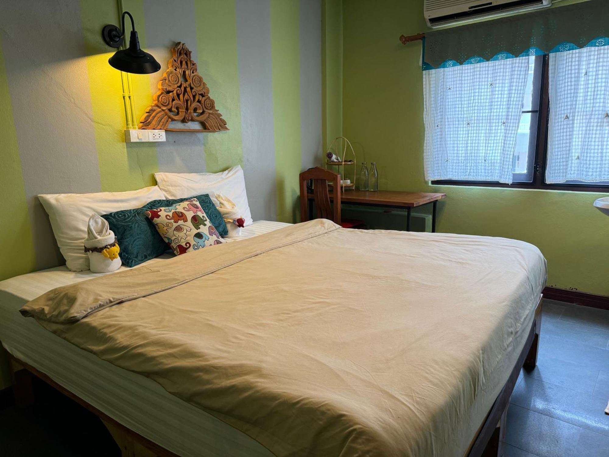 Retro At Phra Sing Guest House Чиангмай Экстерьер фото