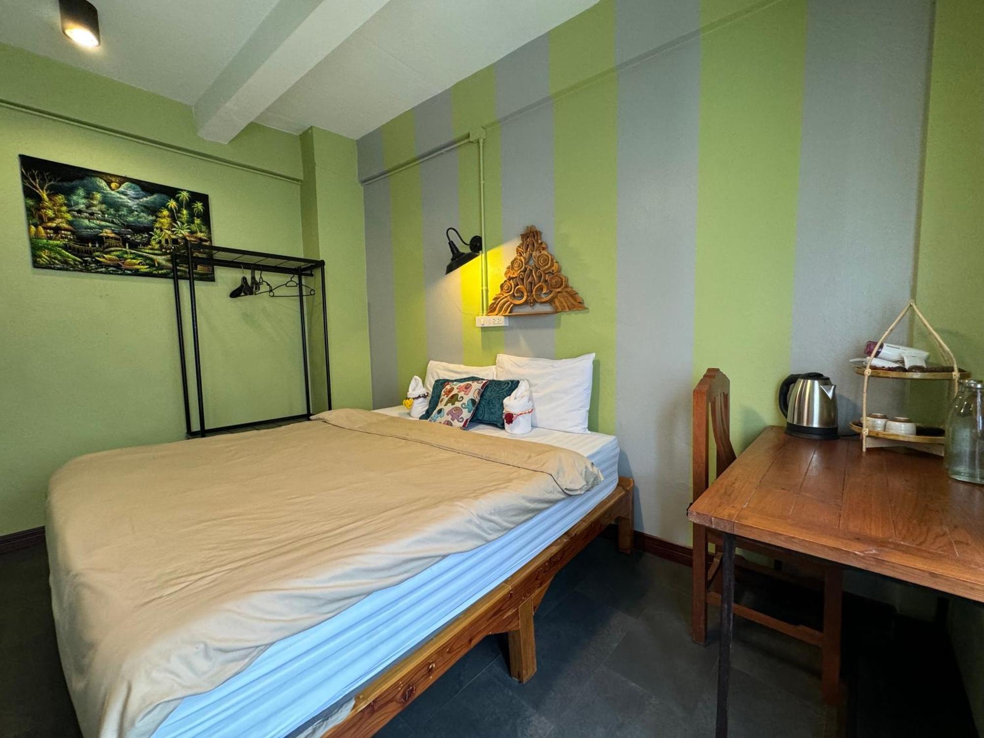 Retro At Phra Sing Guest House Чиангмай Экстерьер фото