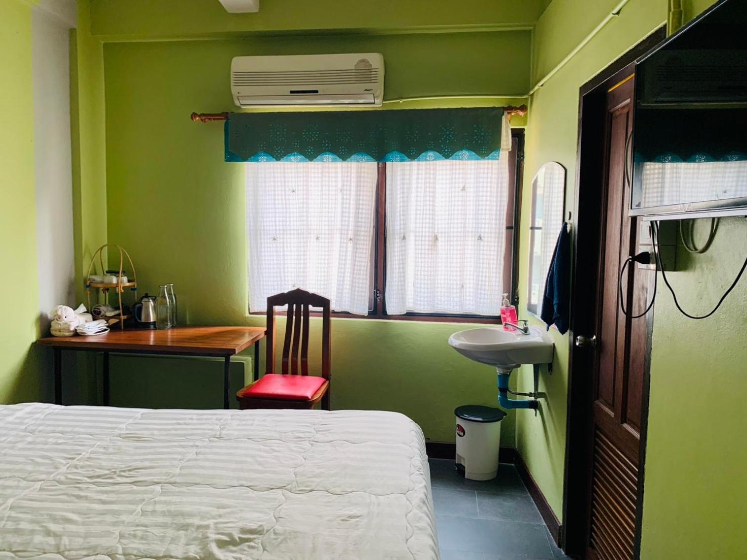 Retro At Phra Sing Guest House Чиангмай Экстерьер фото